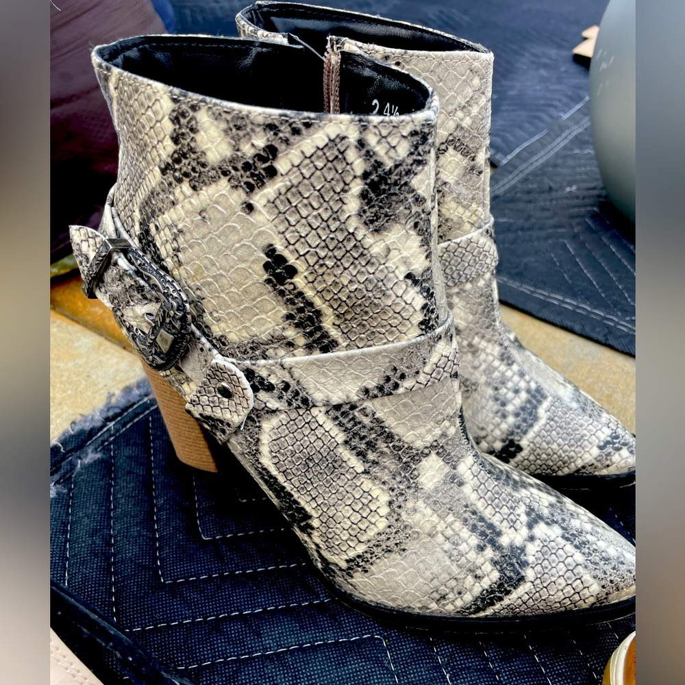 Andrea boots 👢 7.5